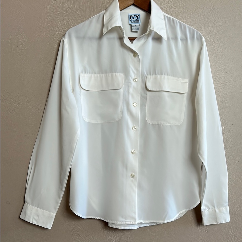 Ivy Club Classic Vintage Women’s Cream Button-Up Shirt. Size M. Front Pockets.